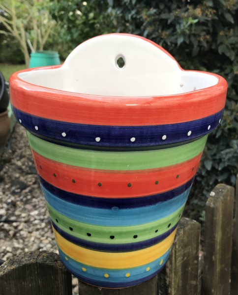 Wandblumentopf mit Querstreifen, orange-blau-grün-gelb